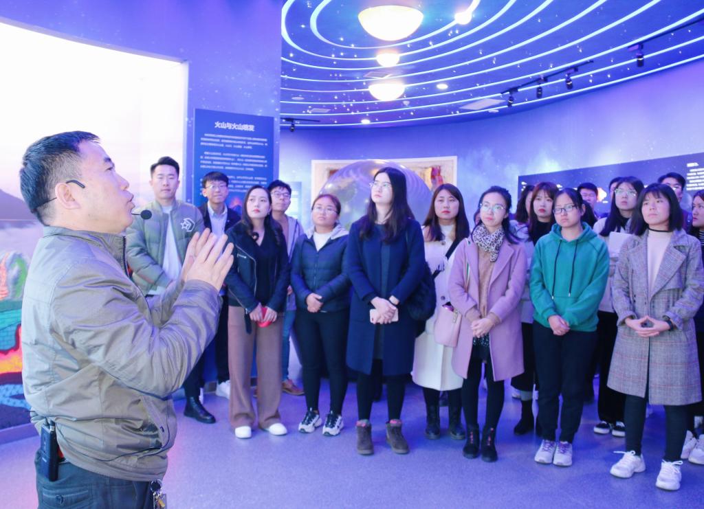 地质博物馆讲解员曾社教老师正在为参观师生认真生动的进行讲解讲解